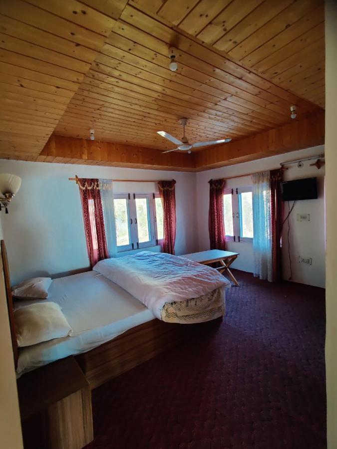 Calm Holiday Inn Srīnagar Kültér fotó