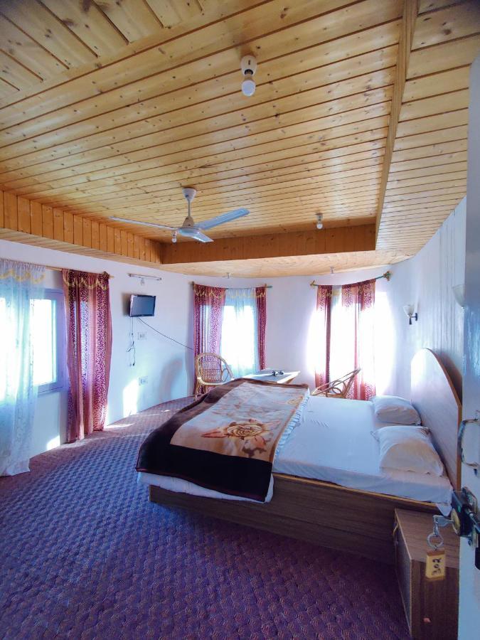 Calm Holiday Inn Srīnagar Kültér fotó